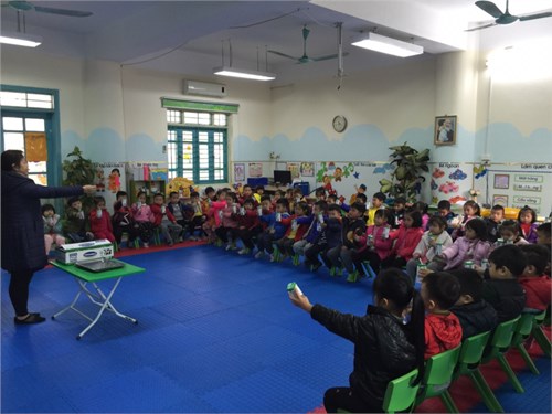 Trường mầm non Hoa Mai tổ chức cho trẻ uống sữa học đường